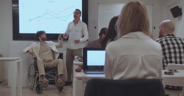 Seminar Für Büroangestellte Durchgeführt Vom Senior Manager Einschließlich Eines Behinderten — Stockvideo