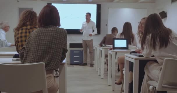 Egy Vezető Tréner Munkamódszerekre Tanítja Cég Alkalmazottait — Stock videók