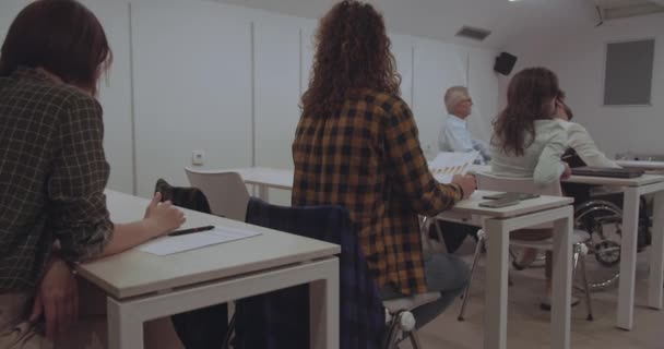 Eine Große Gruppe Unterschiedlicher Menschen Nimmt Einem Arbeitsseminar Büro Lernzentrum — Stockvideo
