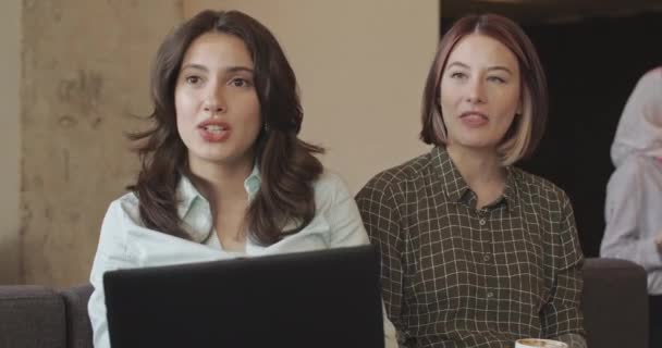 Meslektaşlarıyla Görüşmesi Yaparken Gülümseyen Kadın Meslektaşları Kamyonculuk Hareketleri Modern Ofis — Stok video