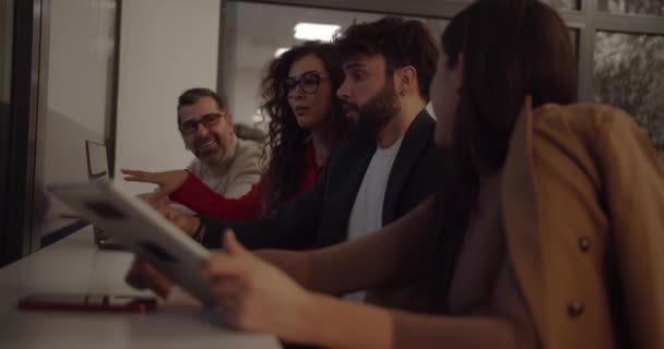 Чотири Різні Колеги Які Працюють Разом Над Проектом Офісі Сидять — стокове відео