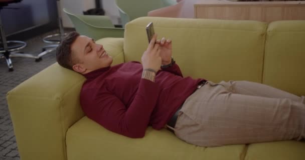 Jovem Trabalhador Sexo Masculino Descansando Sofá Aconchegante Dentro Sala Estar — Vídeo de Stock