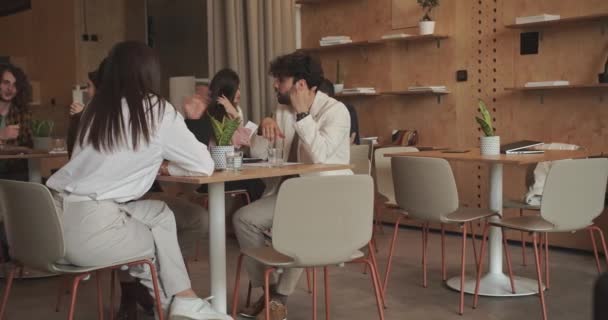 Proje Detaylarını Ayrı Ayrı Tartışan Bir Grup Insan Ofis Kafe — Stok video