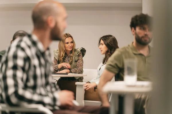 Colegas Conversando Discutiendo Mientras Trabajan Grupos — Foto de Stock