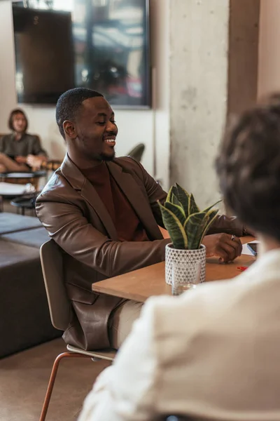 Μαύρος Άνδρας Που Διασκεδάζει Συζητώντας Και Χαμογελώντας Κατά Συνάντηση Στο — Φωτογραφία Αρχείου