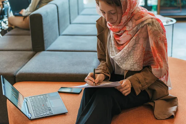 Frontfoto Einer Muslimischen Geschäftsfrau Die Büro Auf Einem Orangefarbenen Sofa — Stockfoto