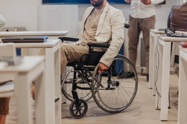 Niepełnosprawny Mężczyzna Pracownik Toczenia Wózek Inwalidzki Powrotem Jego Miejsce Klasie — Zdjęcie stockowe