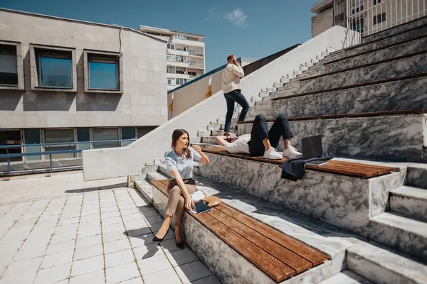 Jovens Pessoas Sucesso Relaxando Banco Cidade Após Dia Duro Trabalho — Fotografia de Stock