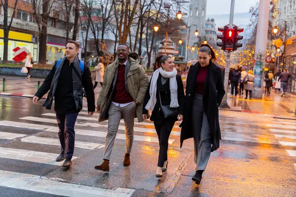 Група Багаторасових Бігунів Перетинає Вулицю Разом Посміхаючись Розмовляючи — стокове фото