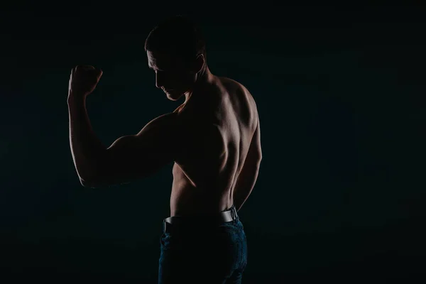 Passande Man Som Visar Biceps Stark Man Tittar Sina Biceps — Stockfoto