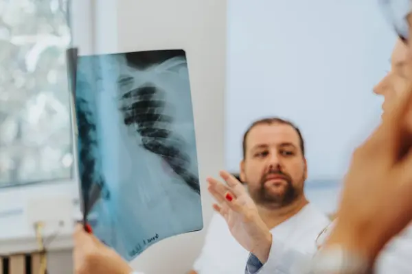 Spécialistes Expérimentés Analysant Une Radiographie Pulmonaire Pour Une Consultation Avec — Photo