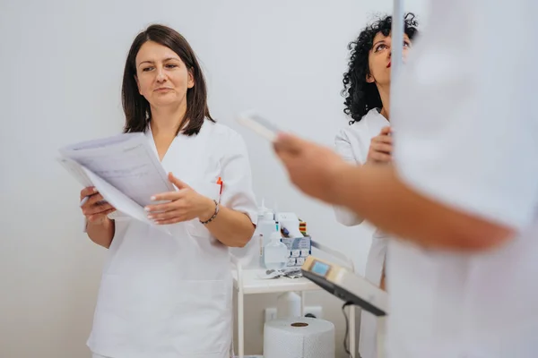 Kadın Bir Doktor Hastane Muayene Odasında Tıbbi Muayeneler Yapar Hastanın — Stok fotoğraf
