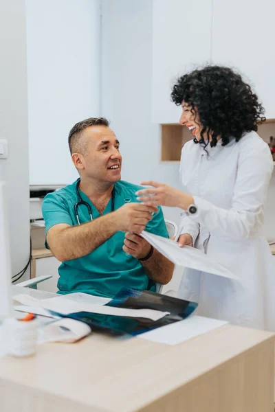 Two Doctors Analyze Test Results Discuss Diagnoses Provide Medical Advice — Stock Photo, Image