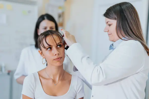 Erfaren Kvinnlig Läkare Undersöker Ung Patients Syn Hörsel Och Hals — Stockfoto