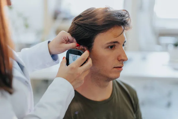 Médico Revisando Oído Paciente Usando Video Otoscopio Primer Plano Foto —  Fotos de Stock