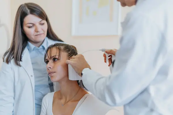 Erfarna Kvinnliga Läkare Kontrollerar Patientens Syn Hörsel Och Hals Kliniken — Stockfoto
