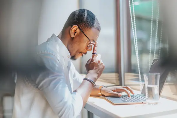 Dizüstü Bilgisayarda Çalışan Siyahi Bir Adamı Ofis Penceresinin Yanındaki Çalışma — Stok fotoğraf