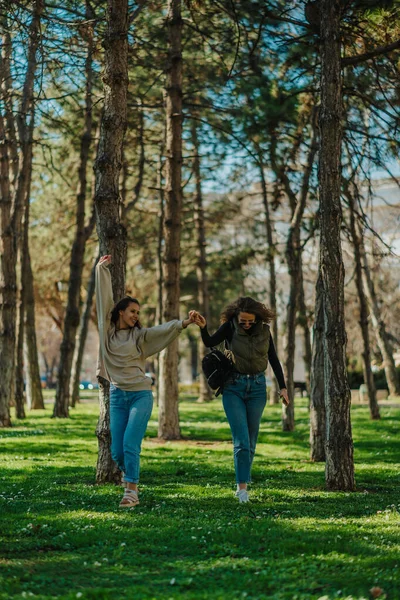 Två Glada Smiley Underbara Flickor Dansar När Går Parken — Stockfoto
