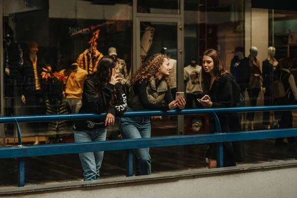 Молода Кучерява Дівчина Показує Щось Телефону Своєму Другу Торговому Центрі — стокове фото