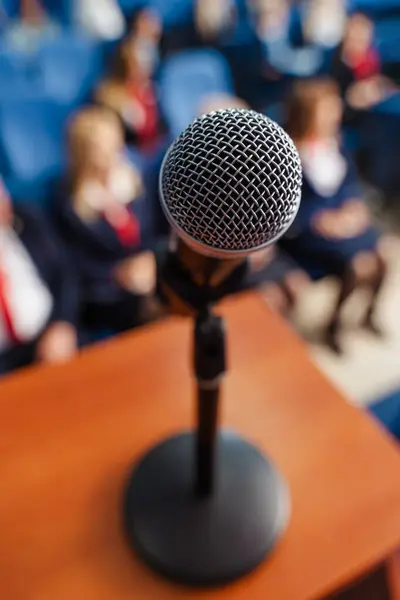 Mikrofon Podium Stół Zamazane Tło Przedsiębiorców Czekających Przemówienie Konferencyjne — Zdjęcie stockowe