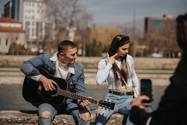 Nahaufnahme Eines Mädchens Beim Fotografieren Des Musikpaares Das Fluss Sitzt — Stockfoto