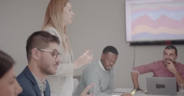 Sarışın Kadın Sunum Ofisinde Çeşitli Arkadaşlarına Fikirlerini Sunuyor Çok Irklı — Stok video