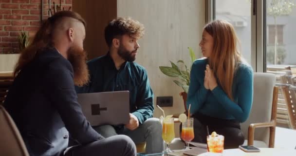 Três Empresários Comemorando Sucesso Levantando Copos Com Coquetel Chá Laranja — Vídeo de Stock