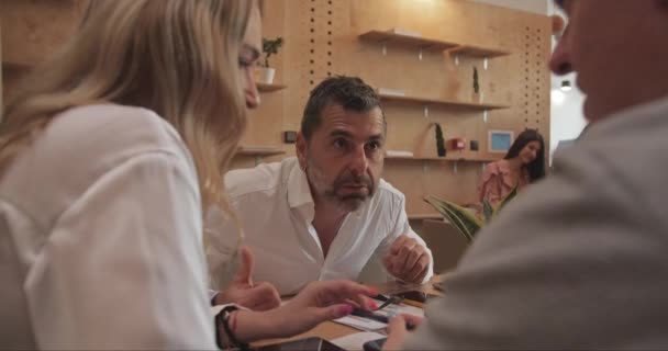 Kıdemli Bayan Yönetici Erkek Meslektaşına Teklifini Açıklıyor Dinlenme Yeri Kafe — Stok video