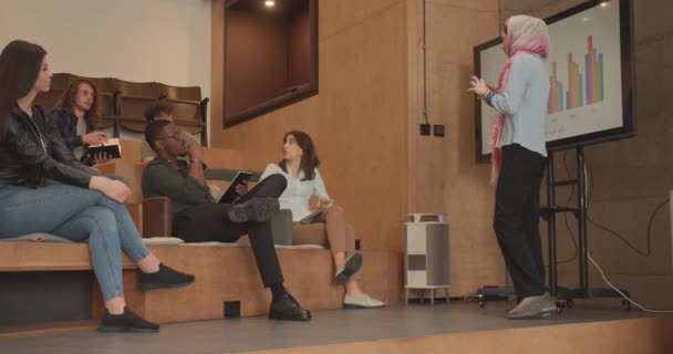 Офісні Амфітеатри Багаторасові Люди Залучаються Уваги Слухаючи Презентацію Під Час — стокове відео