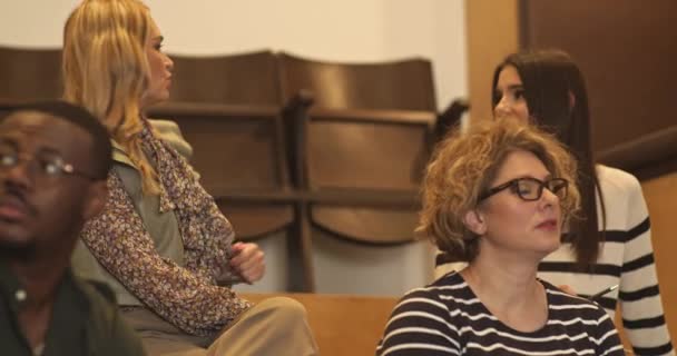Dans Une Salle Amphithéâtre Pendant Cours Groupe Personnes Internationales Multiraciales — Video