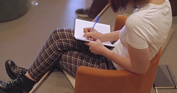 Semineri Sırasında Kadın Yazma Notlarına Hayat Boyu Öğrenme Sürecine Eğitim — Stok video