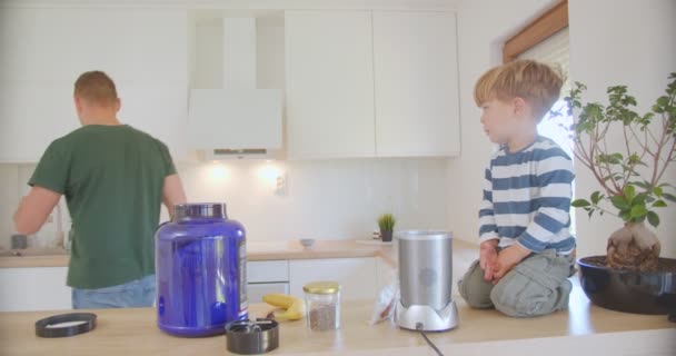 Der Vater Gießt Wasser Den Smoothie Während Die Mutter Ihren — Stockvideo