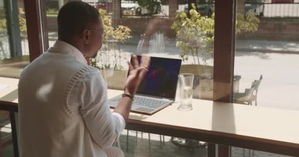 Чорний Чоловік Працює Комп Ютері Сидячи Біля Офісного Вікна Освітленого — стокове відео