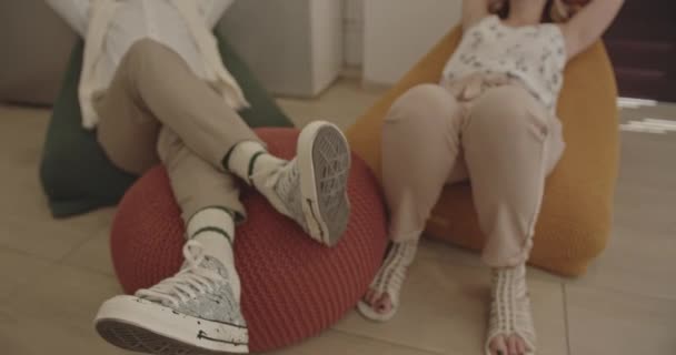 Zoom Arrière Sur Les Collègues Qui Reposent Sur Canapé Dans — Video