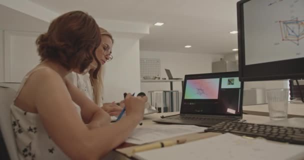 年轻和年长的女同事一起工作 浏览平板电脑设备的相机扫描运动 — 图库视频影像
