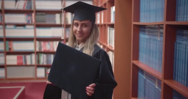 Női Hallgató Diplomáját Büszkén Emelte Fel Egyetemi Könyvtárban Egyetemi Oktatási — Stock videók
