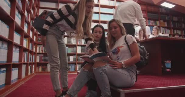 Группа Студентов Готовящихся Учебе Книг Собранных Библиотеки Концепция Университетского Библиотечного — стоковое видео