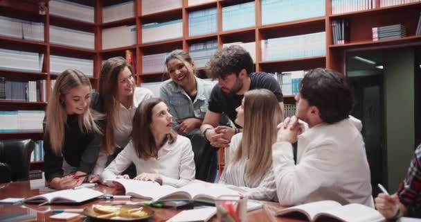 Estudiantes Universitarios Estudio Grupo Preparación Exámenes Libros Educativos Navegación Diligente — Vídeo de stock