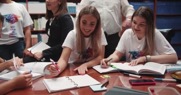 Estudiantes Universitarios Estudio Grupo Preparación Exámenes Libros Educativos Navegación Diligente — Vídeo de stock