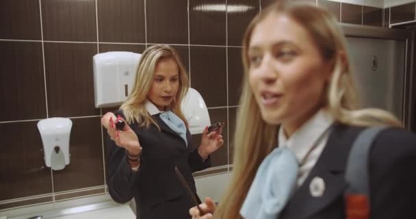 女性学生が髪をかぶりながら話し 大学トイレのトイレで授業休憩中にメイクをする — ストック動画