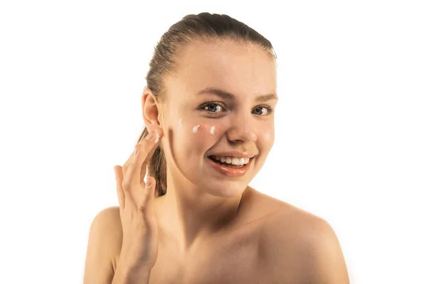 Girl Putting Cream Her Face Skin Care Treatment Beauty Concept — Stock Photo, Image