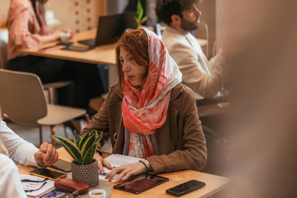Joven Hermosa Chica Hijab Escuchando Conversación Café —  Fotos de Stock