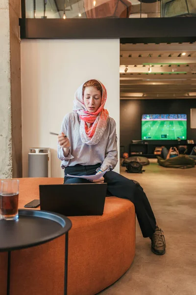 Femmina Hijab Che Lavora Sul Top Sul Divano Arancione Moderno — Foto Stock