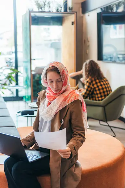 Gorgeous Muslim Woman Hijab Working Office Separately Her Multiracial Colleagues — Stock Photo, Image