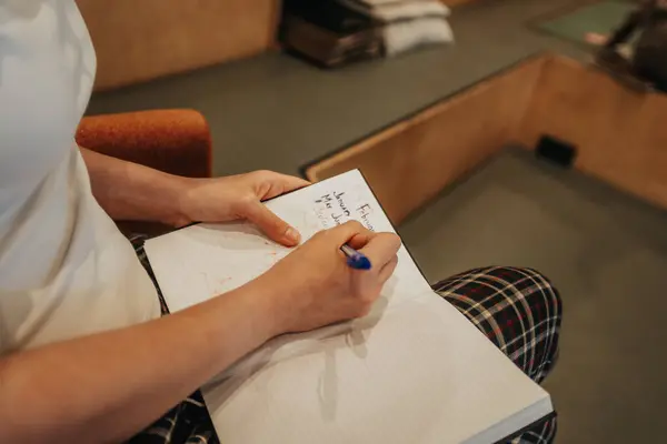 女用手在笔记本上写字的特写 — 图库照片