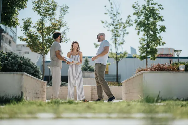 Ein Team Von Architekten Und Ingenieuren Diskutiert Und Plant Ein — Stockfoto