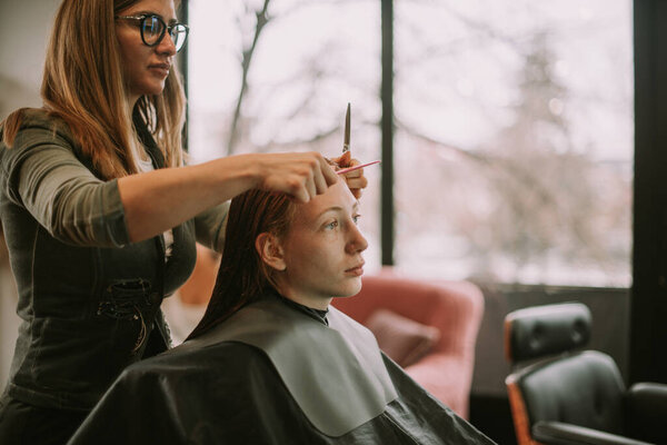 Nahaufnahme Der Blonden Friseurin Die Sich Salon Darauf Vorbereitet Ihren — Stockfoto