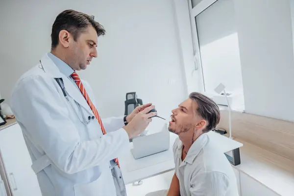 医生用电视喉镜检查年轻病人的喉咙 喉部检查的概念 — 图库照片