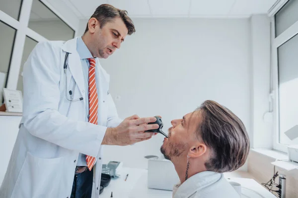 Dva Lékaři Klinice Provádějí Vyšetření Ucha Krku Mladého Pacienta Diskutují — Stock fotografie