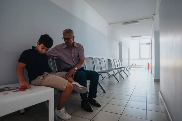 Niño Con Abuelo Espera Turno Hospital Mientras Está Sentado Banco —  Fotos de Stock